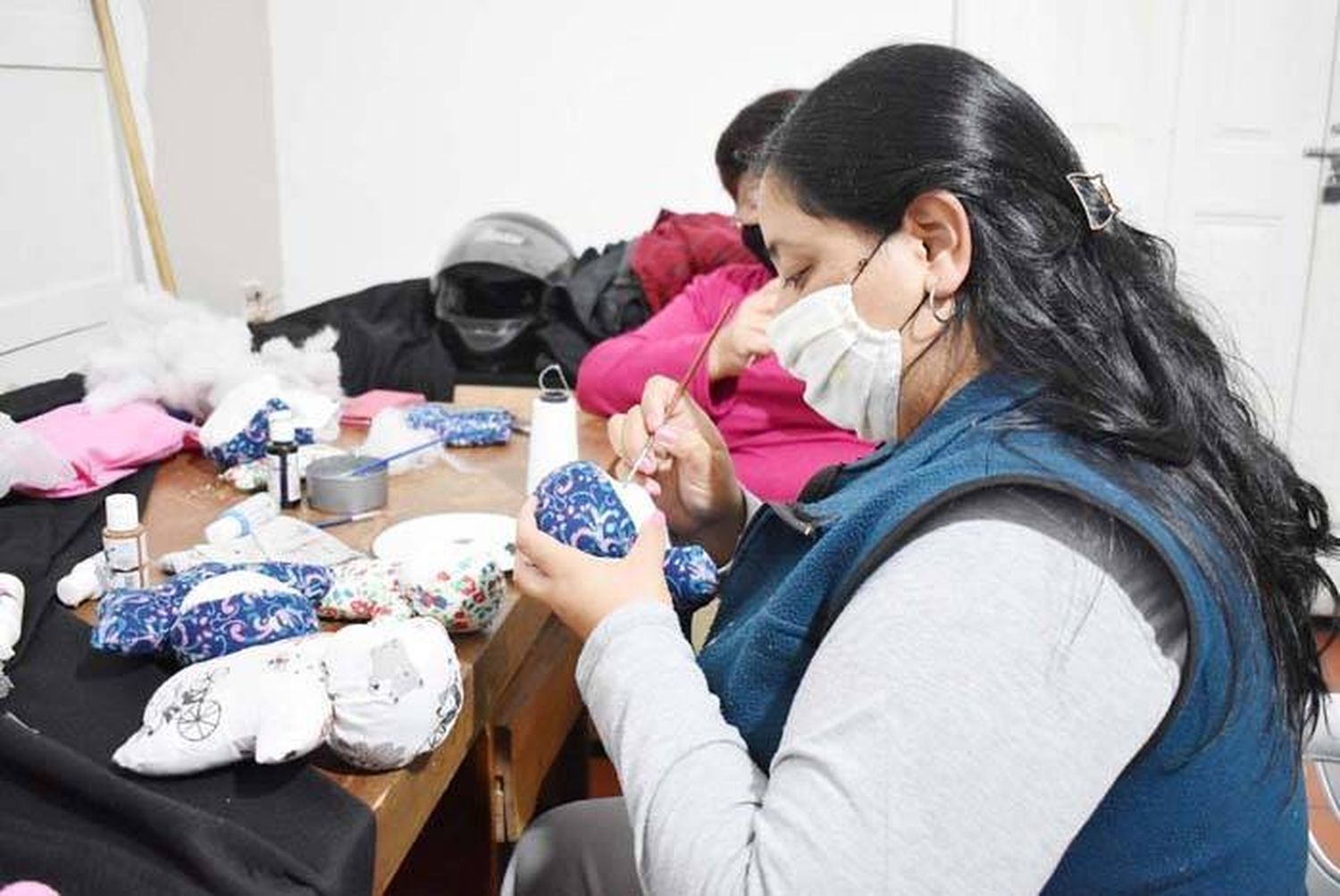 Muñecos de tela y juguetes para los chicos de los barrios, en el Mes de la Niñez