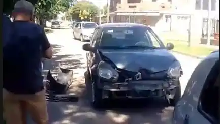 El auto de la mujer sufrió daños en la parte delantera del vehículo, mientras que el otro en la parte lateral.
