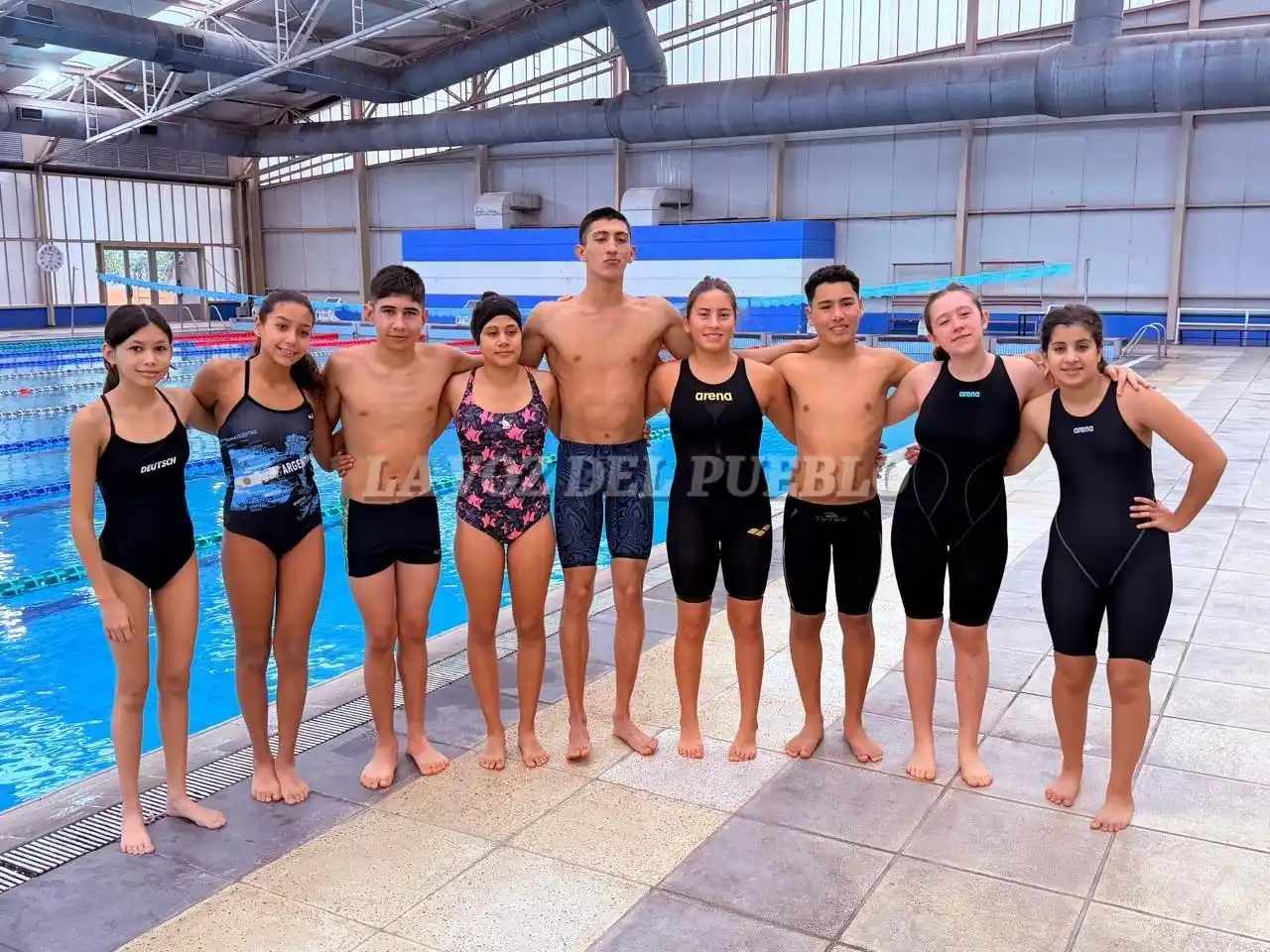Mía de la Iglesia (segunda desde la izquierda), junto a otros integrantes de la Selección Argentina de Natación para Sordos
