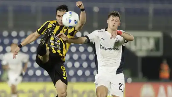 Con diez jugadores, Independiente sufrió una dura derrota ante Guaraní