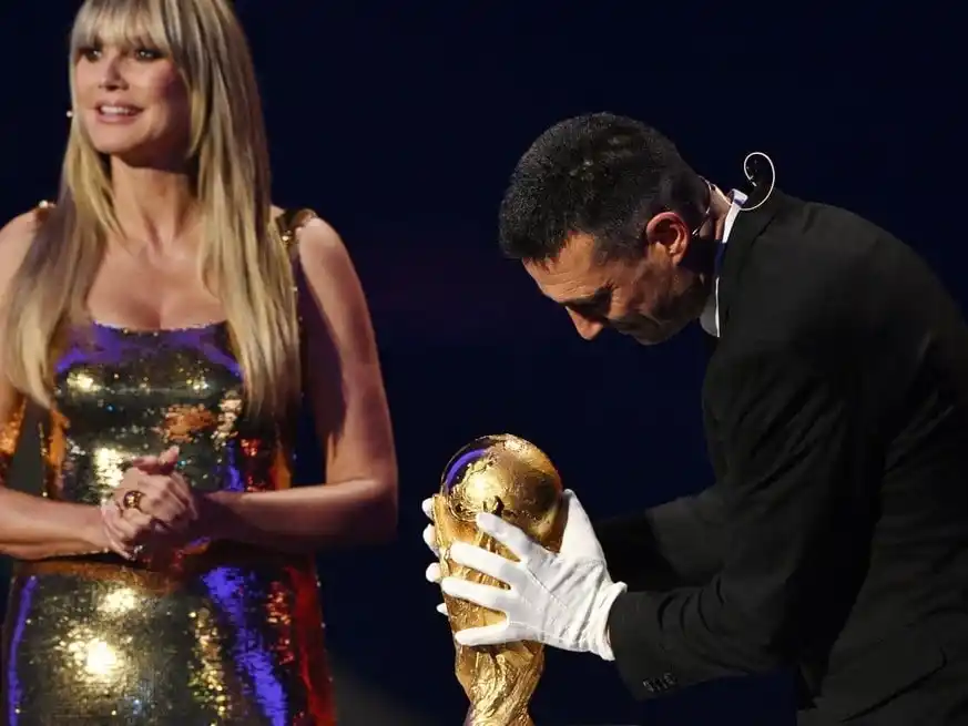 Lionel Scaloni ingresó al escenario portando la Copa del Mundo en Washington.