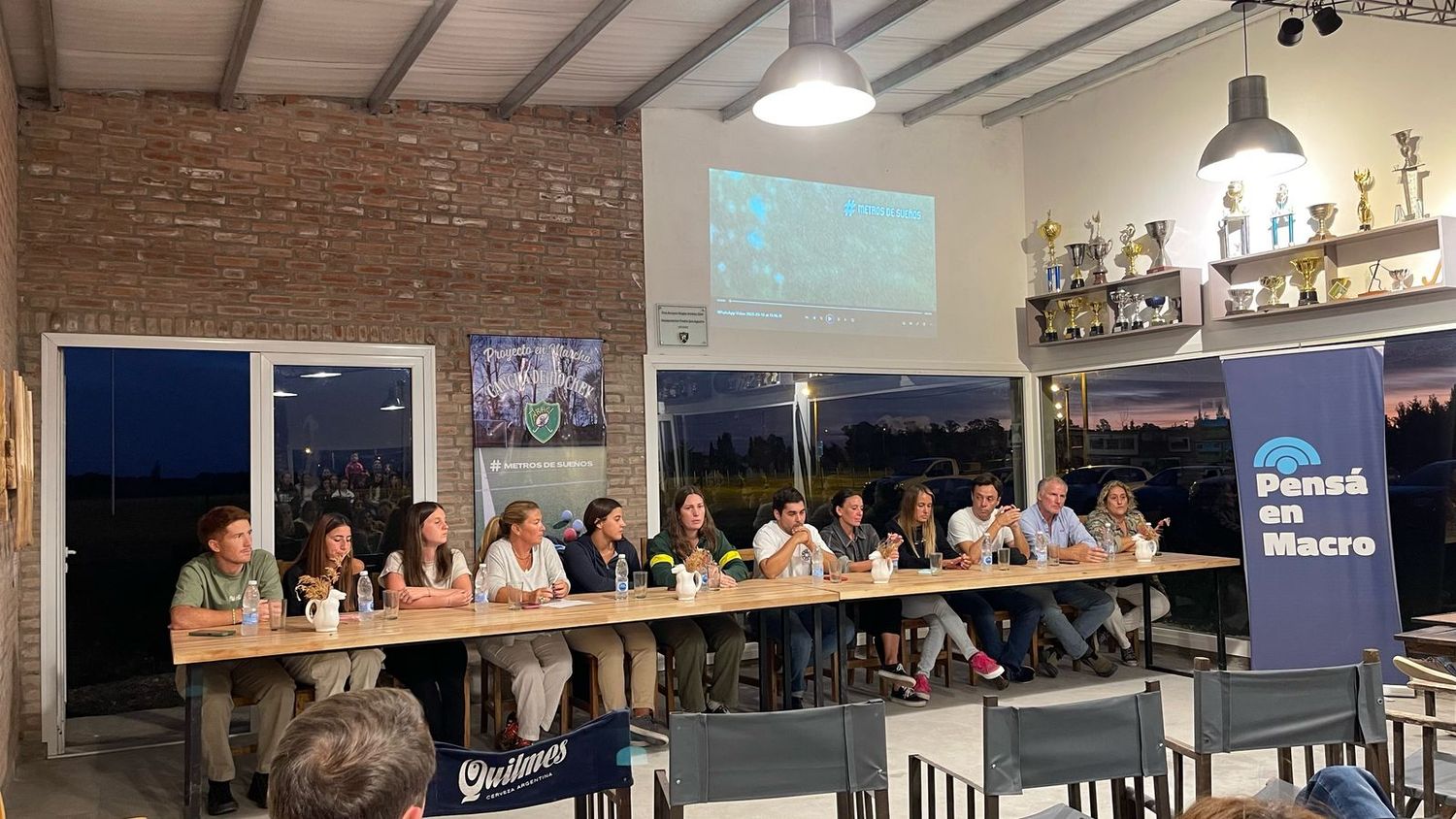 El TARHC en San Agustín, con la cancha de hockey en el horizonte