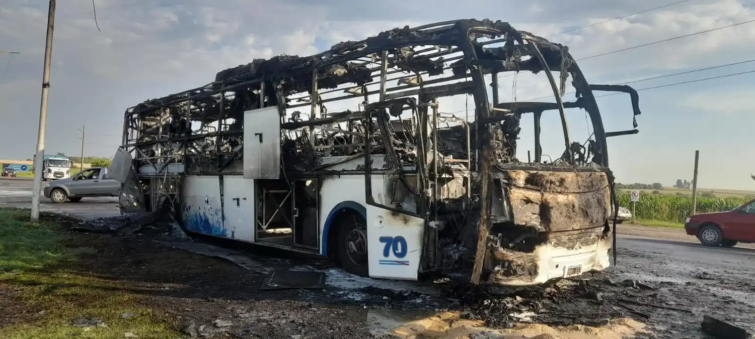 Incendio de un colectivo en Crespo: intervención de Bomberos Voluntarios