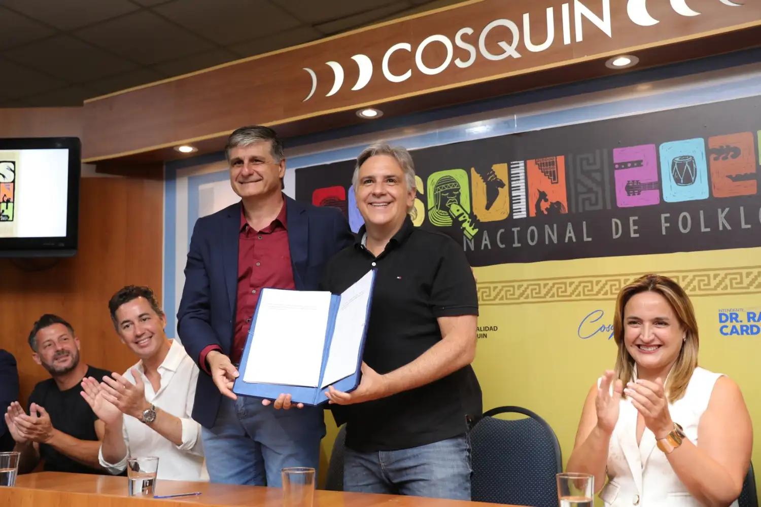 El gobernador entregó un aporte de 90 millones de pesos al festival.
