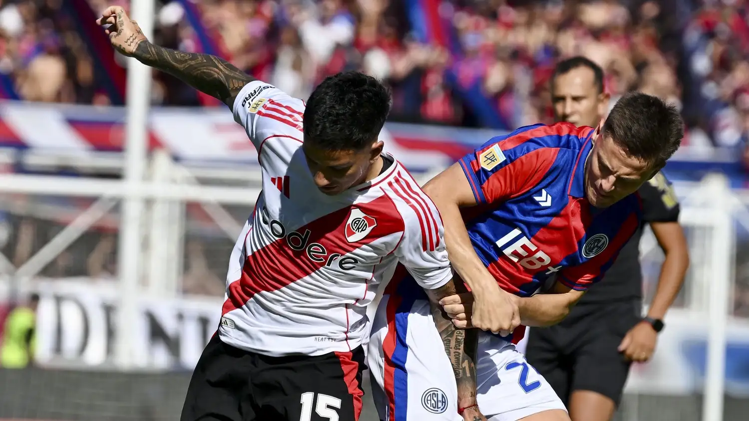 Sebastián Driussi busca goles para River.