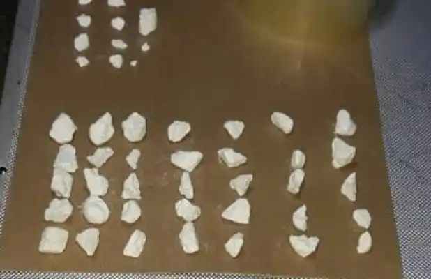 Detenido con 50 piedras de cocaína acordó un año de prisión