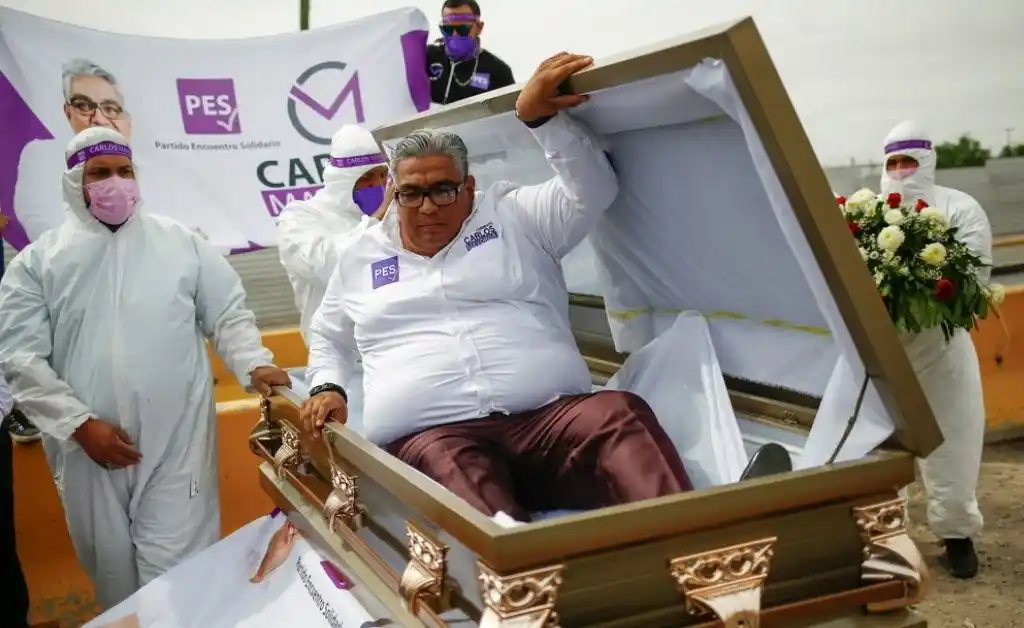 Ver para creer: candidato a diputado de México llega a su mitin de campaña en un ataúd. VIDEO