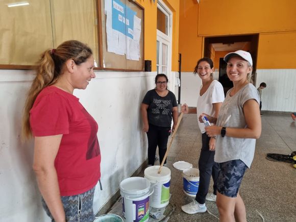 Jornada solidaria en la escuela 6: familias aprovecharon el feriado para reacondicionar edificio y mobiliario