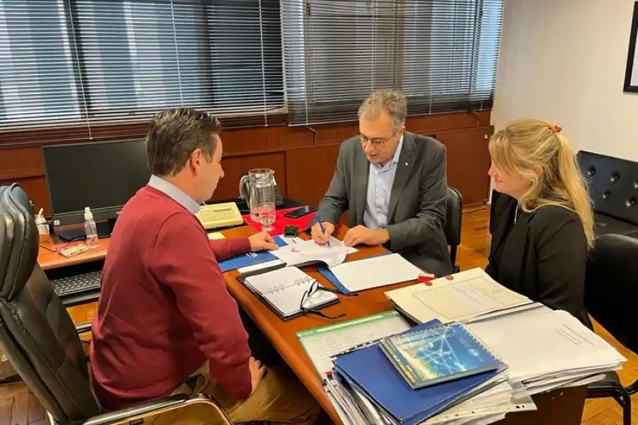 Luis Castellano y la secretaria de Hacienda y Finanzas del municipio, Noelia Chiappero, firmaron un convenio con el subsecretario de Proyectos de Inversión del Ministerio de Economía, Claudio Vissio,