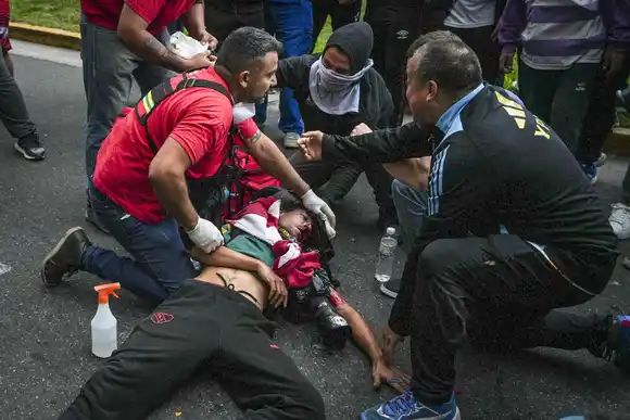 El fotógrafo herido durante la marcha en el Congreso permanece en terapia intensiva