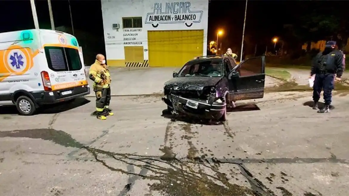 Tenía más de 1.5 gramos de alcohol en sangre: chocó una columna y destruyó su auto