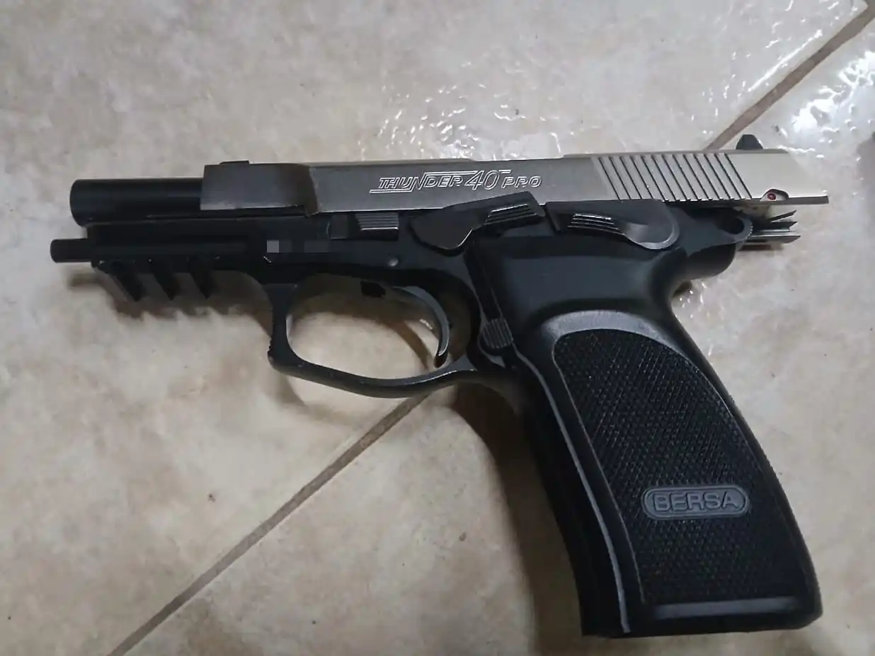 El arma secuestrada por la policía.