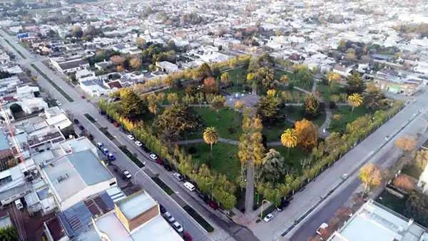 San Cayetano remodela la Plaza América con aporte económico de la Nación