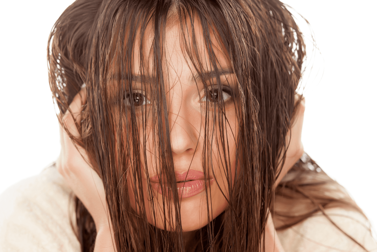 Dormir con el cabello mojado: ¿es bueno o malo?