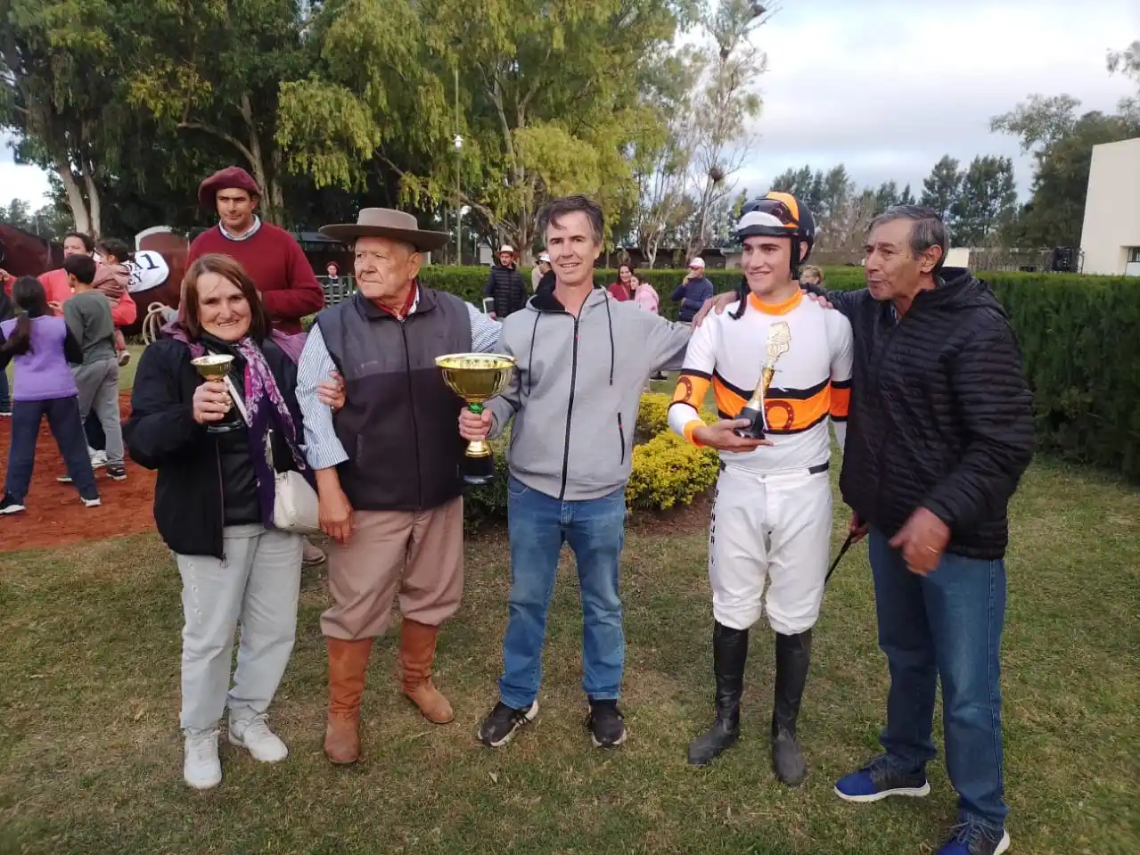 Turf: “El Negro Luis” brilló en el Gran Premio 25 de Mayo