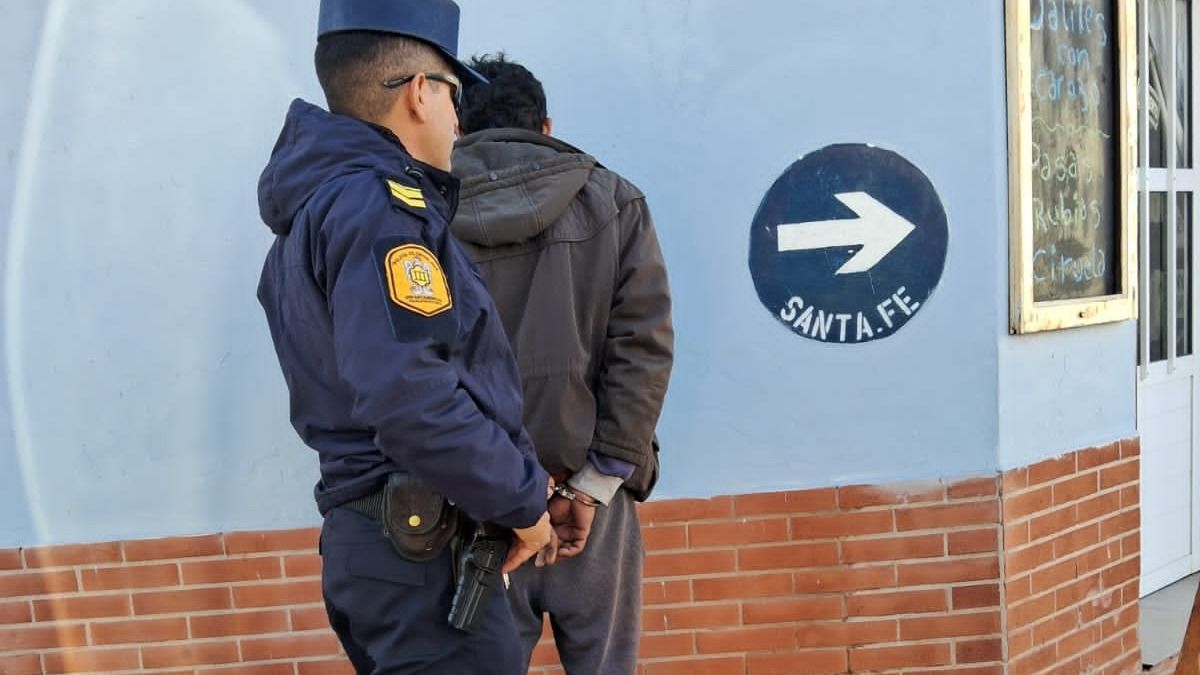 Atraparon a un hombre por robarse 4 paquetes de yerba: lo identificaron por una gorrita de Boca
