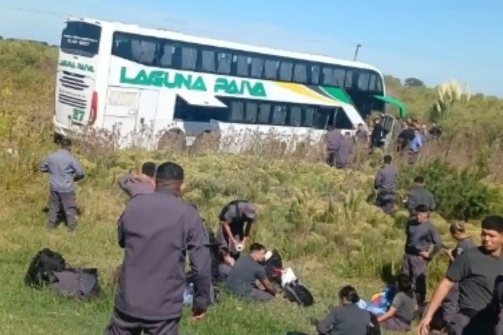 Choque fatal entre un colectivo que llevaba agentes penitenciarios y una camioneta en la autopista a Santa Fe