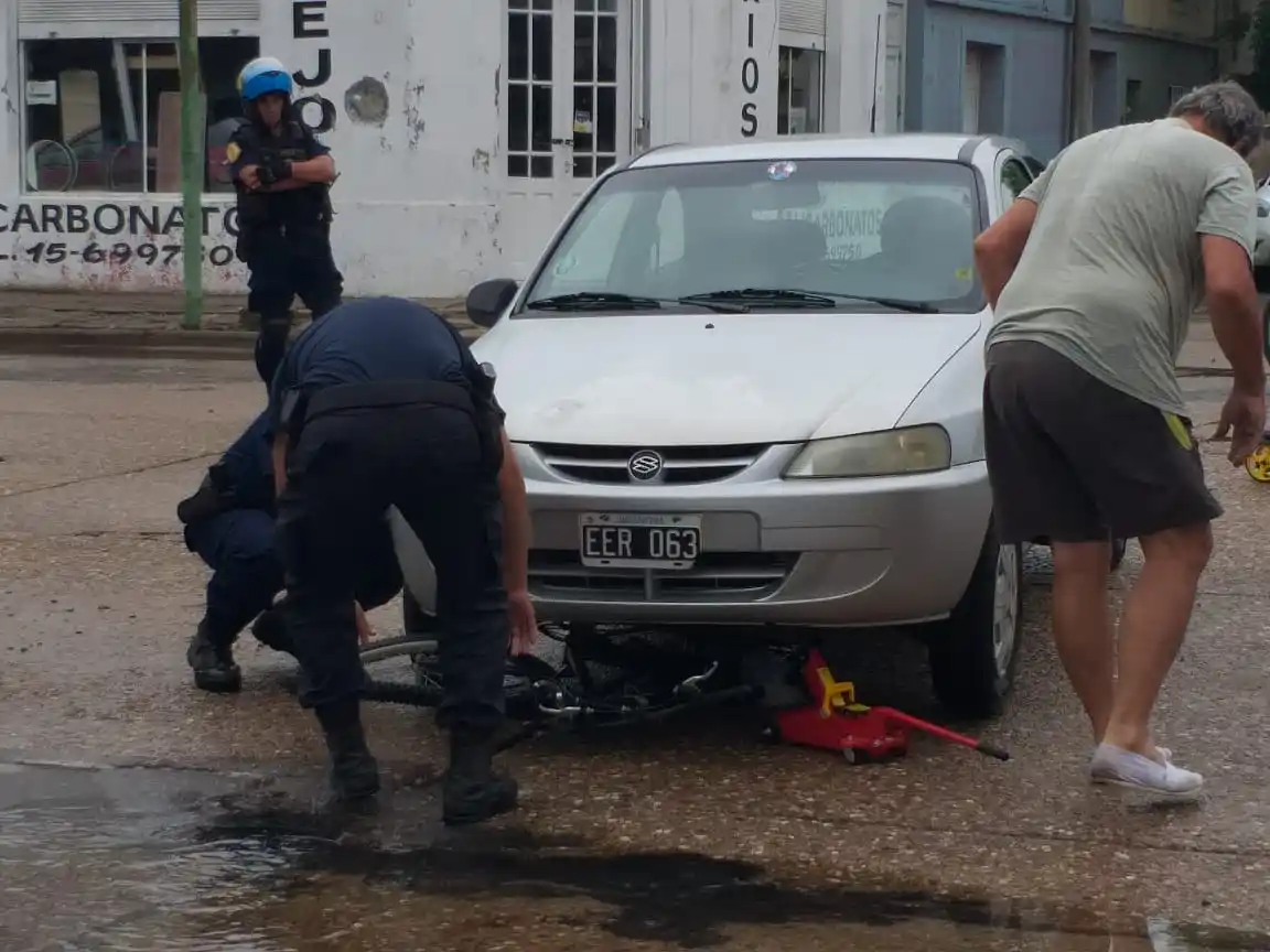 Choque y susto en Rocamora y Doello Jurado: un ciclista fue hospitalizado 