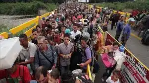 Venezolanos cruzaron a la fuerza el puente Simón Bolívar para llegar a su país