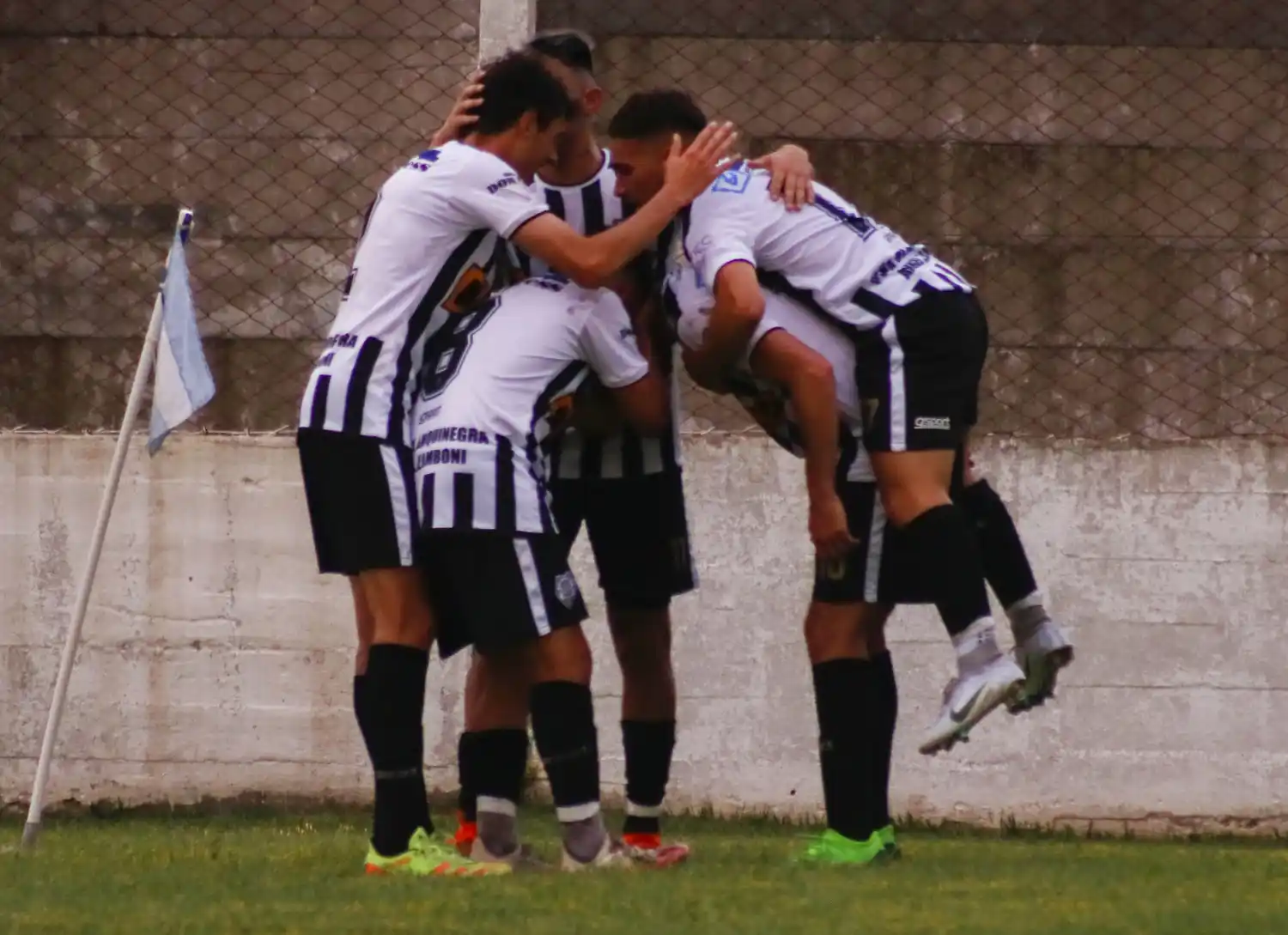 Un equipo alternativo del “Decano” cerró la fase con una victoria