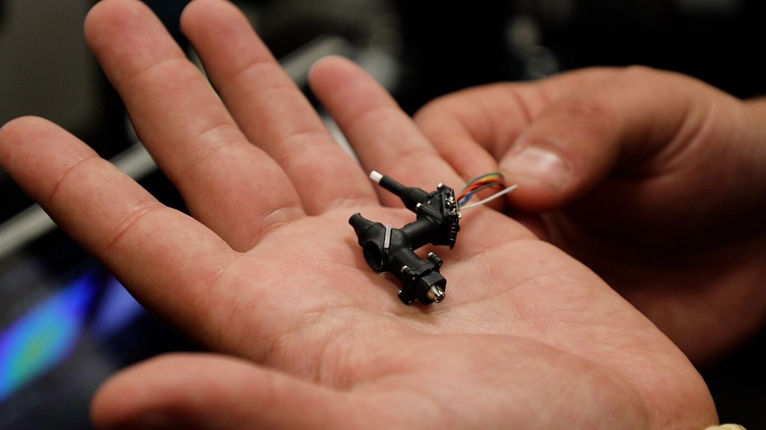 Buscan introducir en la Argentina y la región el "Miniscope", un microscopio en miniatura