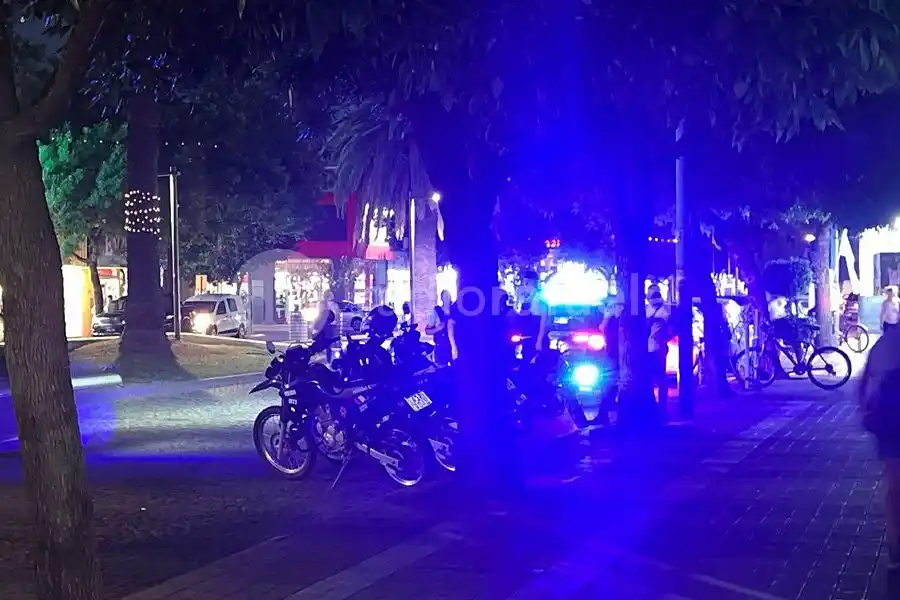 ¡Se confundió! en vez de llevarse el helado se llevó la silla