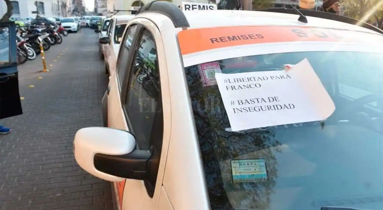 Quedó libre el policía remisero que mató a dos delincuentes