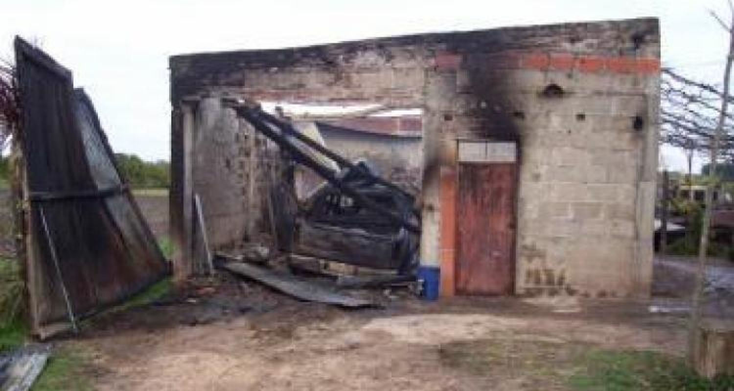 Ardió un galpón y no quedó nada