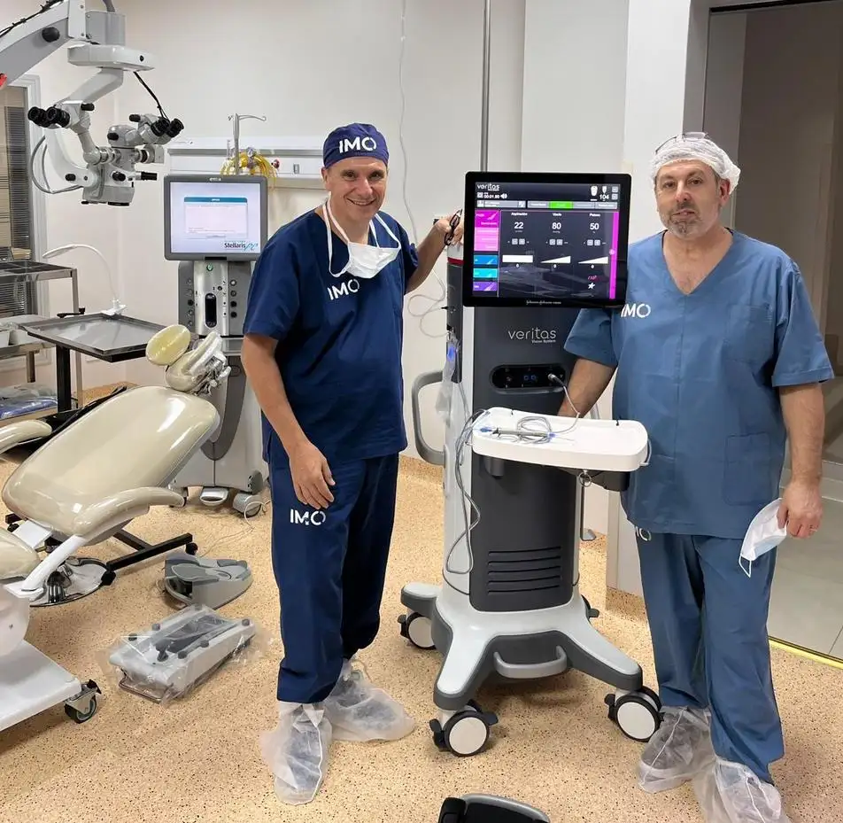 El Dr. Lobbosco junto al técnico que asistió en instalación del equipo-