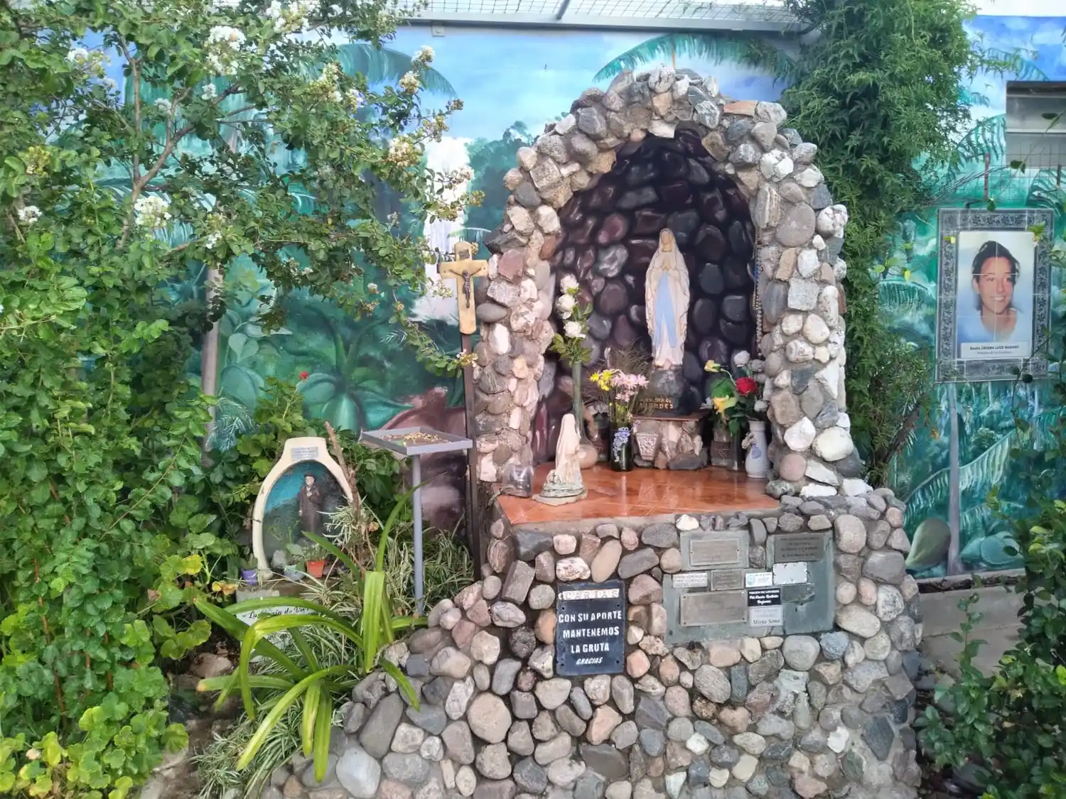 La grutita de Lourdes en Pasaje Martín Fierro, "un santuario de puertas abiertas"