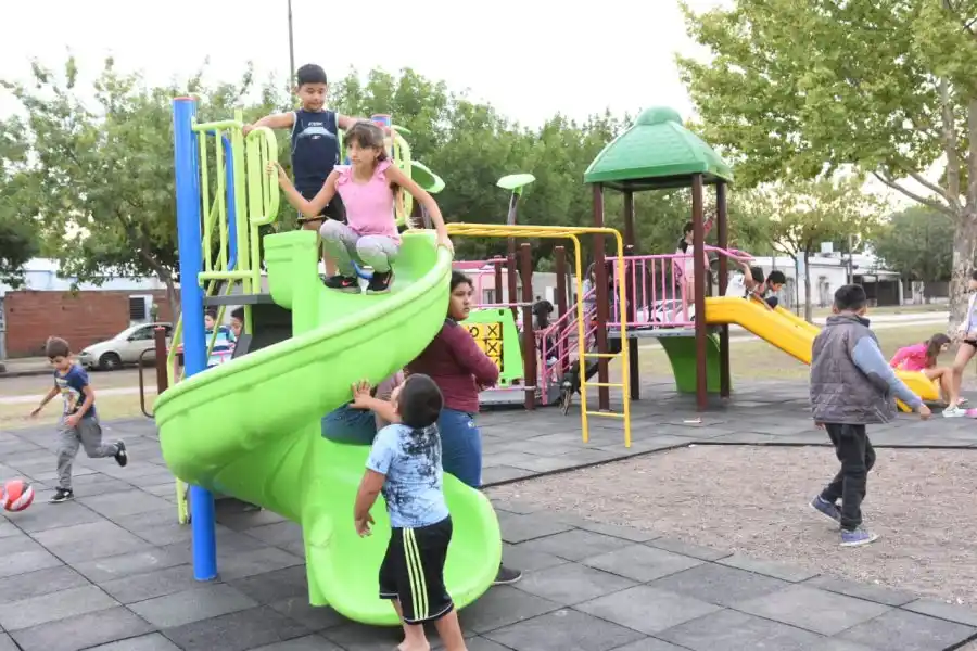 Hacemos Plaza: se inauguraron las obras de renovación y modernización en barrio Mora