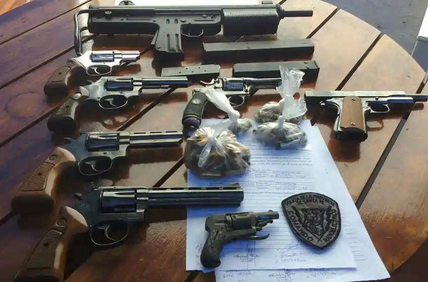 Le incautan un arsenal tras amenazar a su pareja