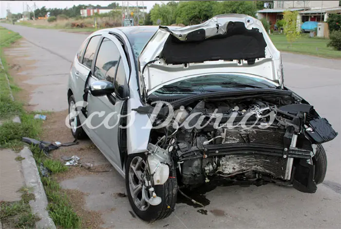 Matrimonio herido, tras chocar un automóvil contra un árbol