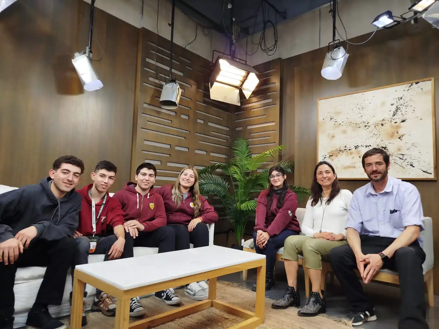 Tomás y Santiago Balbi, Benjamín Migón, Antonella Esain y Luján Molina, junto a la profesora Edith Tejerina y el director Pablo Muñoz, en Eco TV.