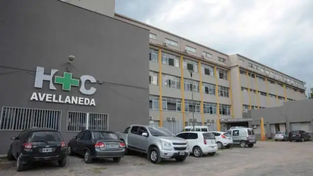 Duerme con su hijo en hospitales para protegerse de su ex