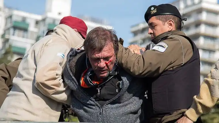 Rosario: Identificaron al hombre que subió al palco con cuchillo