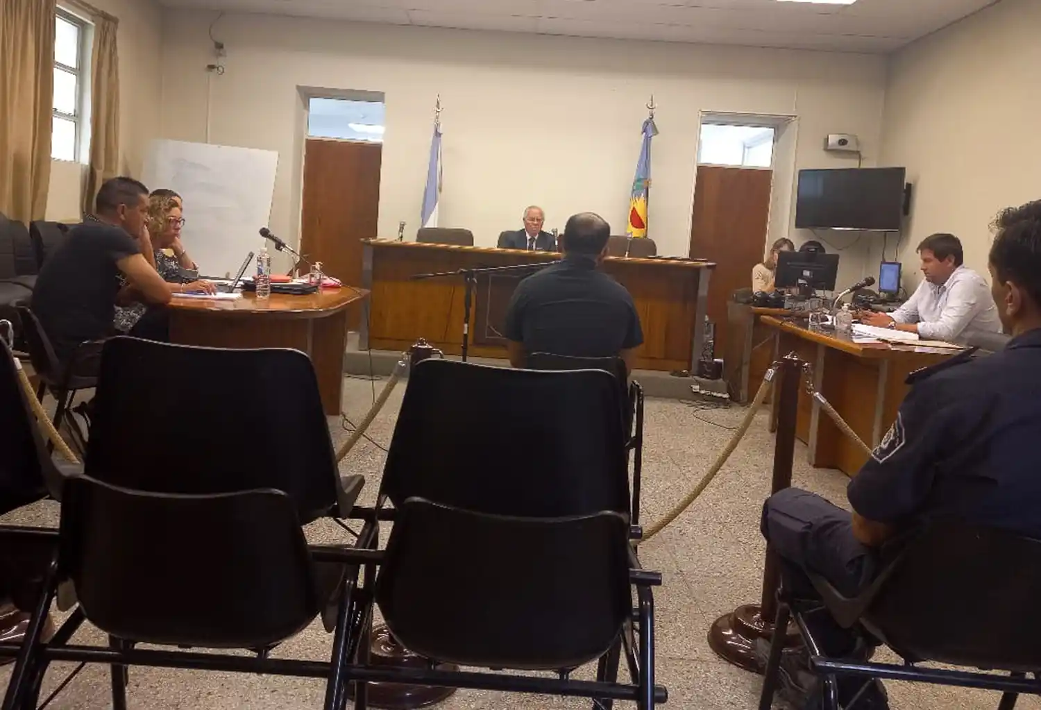 Comenzó un juicio contra un policía acusado de lesionar a un artista callejero en el 2018.