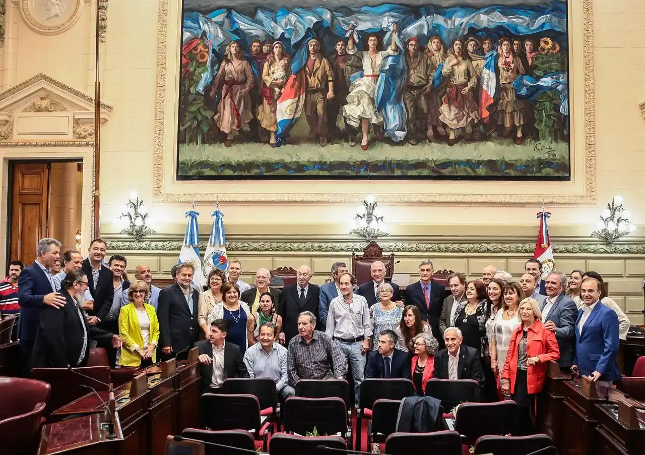 Reconocimiento a hombres y mujeres distinguidos por sus valores democráticos
