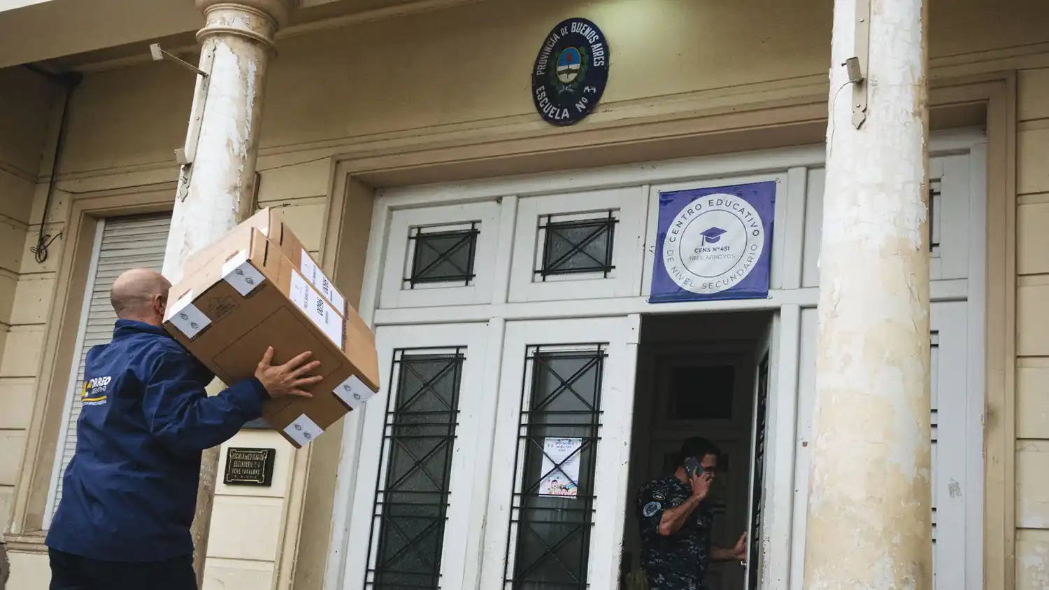 Ayer por la mañana se concretó el traslado de las urnas desde el Correo Argentino hacia las escuelas de la ciudad y las localidades