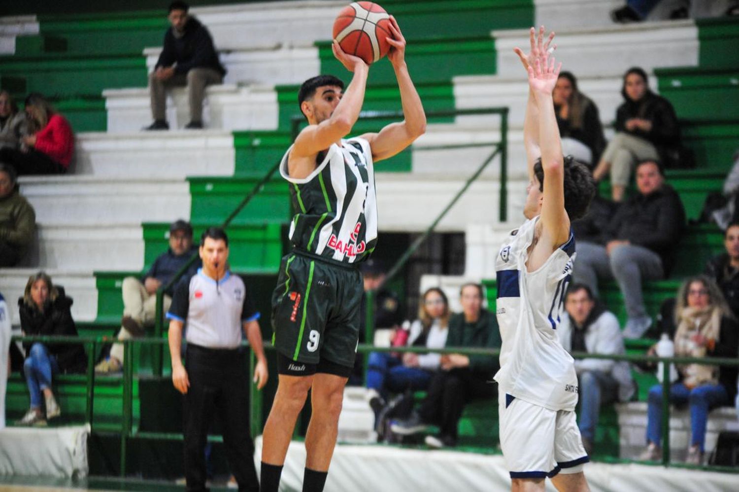 Tiago Garbocci en acción ofensiva. El escolta racinguista aportó 7 puntos el domingo.