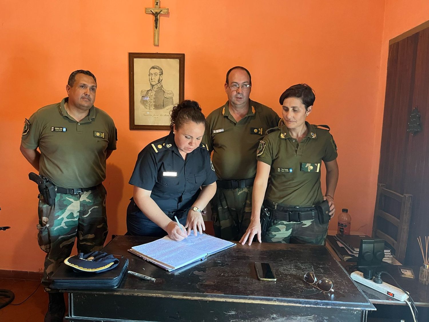 Paola Vela, todavía con el uniforme verde de la Policía Rural, traspasó el mando a Natalia Godoy.