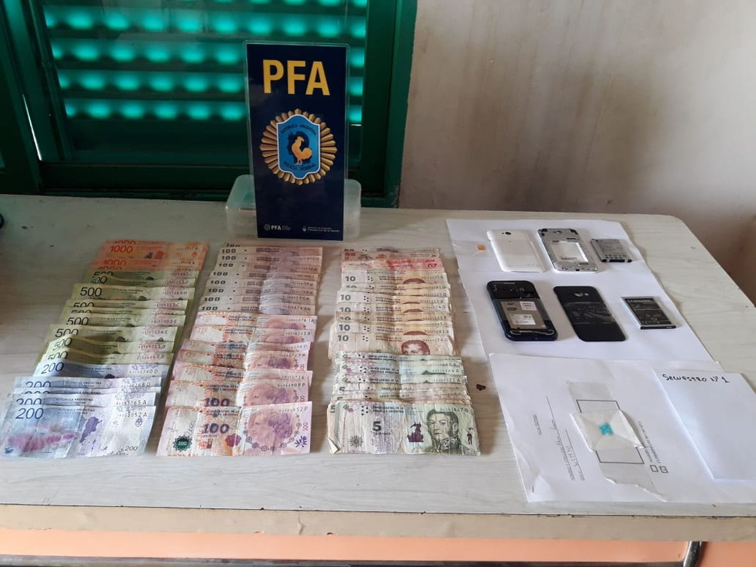 Aprehendieron a 11 personas por presunta comercialización de droga 