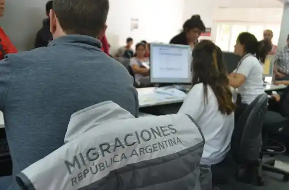 El Gobierno nacional modificó la política migratoria y habilitó el cobro del sistema sanitario a extranjeros
