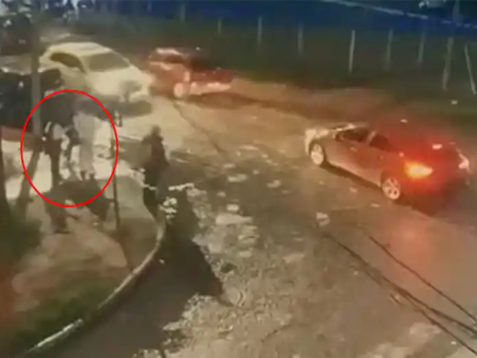 Captura de una cámara de seguridad de la última vez que se vio a las jóvenes en una estación de servicio de la rotonda de La Tablada, en La Matanza.