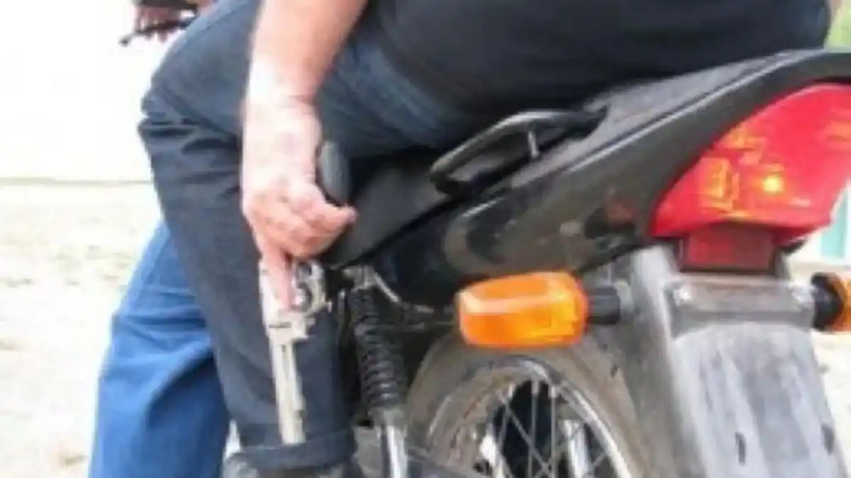 Barrio Candioti: motochorros robaron un comercio y balearon a un cliente