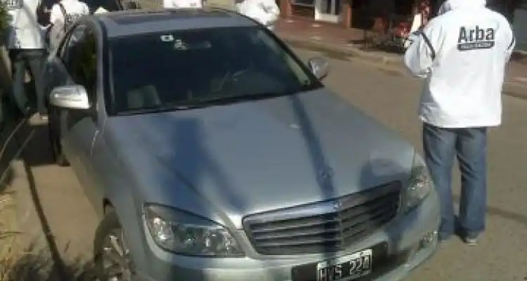 Arba vino con sus sabuesos y se  encontró con un deudor de alta gama