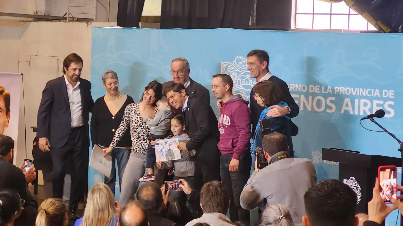 La alegría de las familias protagonistas de la entrega de las 52 viviendas del nuevo barrio De Corazón Tandilense.