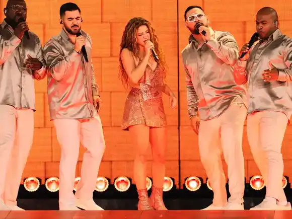 Shakira la vuelve a romper: sube a su escenario con el Grupo Niche y estallan las redes