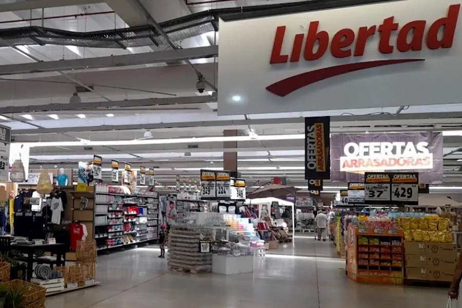 Atraparon a una mujer intentando llevarse artículos sin pagar en el Hipermercado Libertad