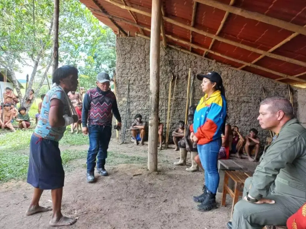 ¡RETENIDOS EN EL HOSPITAL MILITAR! No permiten a familiares ver a yanomamis del caso Parima B